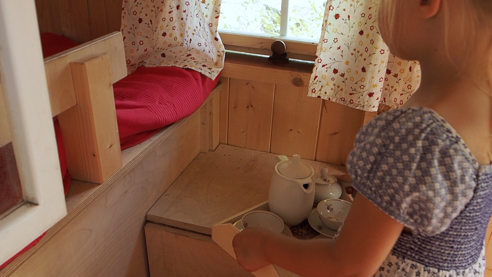 Kaffeezeit im Kinderspielhaus