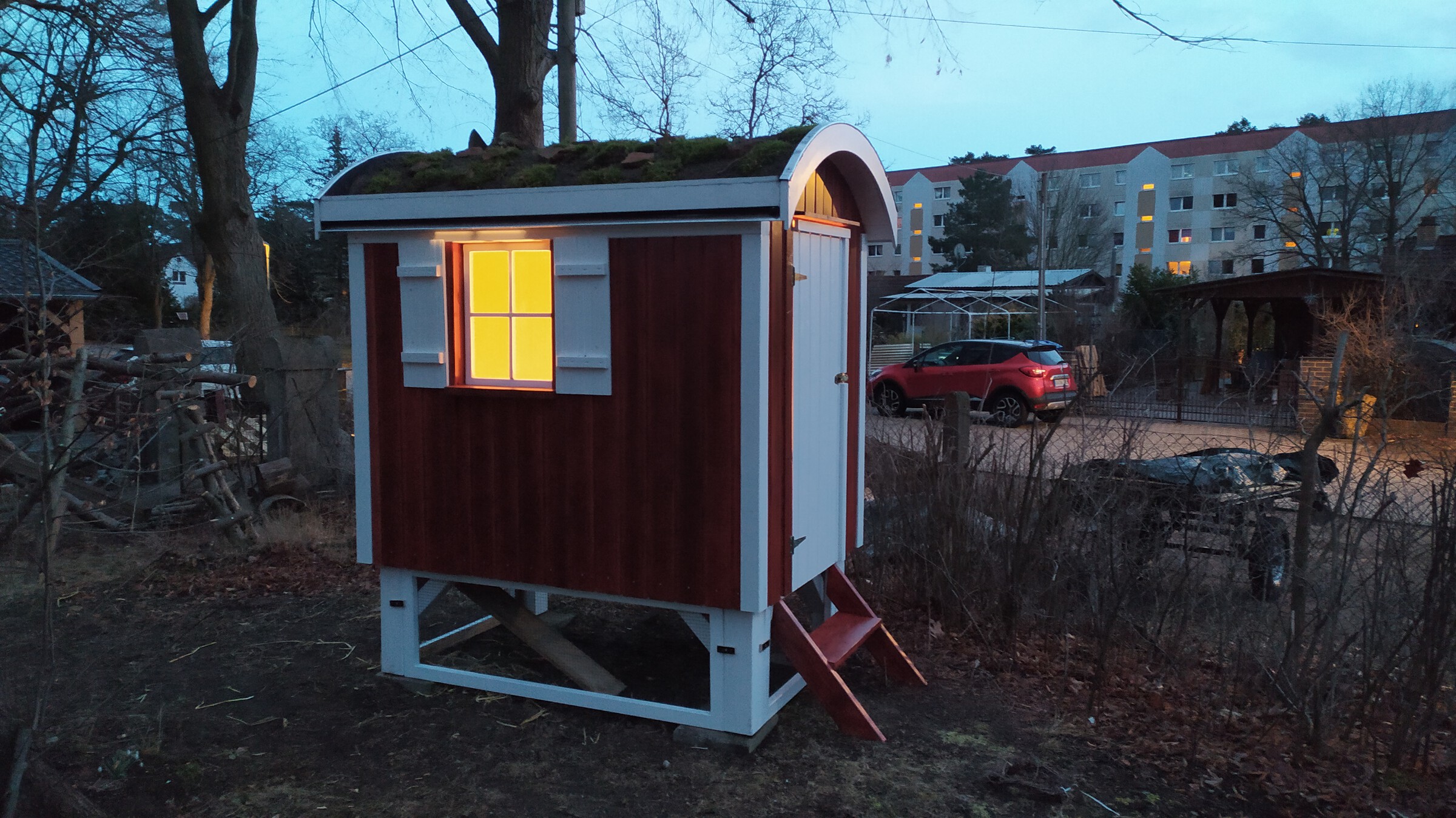 Der Kleine Bauwagen als Kinderspielhaus bei Nacht