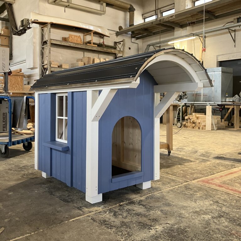 der-holz-hannes-holzhannes-hund-huette-hundehuette-kleiner-bauwagen-4032x3024-werkstatt-montage-fertig-jpg