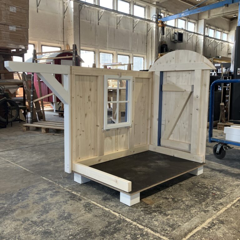 der-holz-hannes-holzhannes-hund-huette-hundehuette-kleiner-bauwagen-4032x3024-werkstatt-montage-waende-jpg