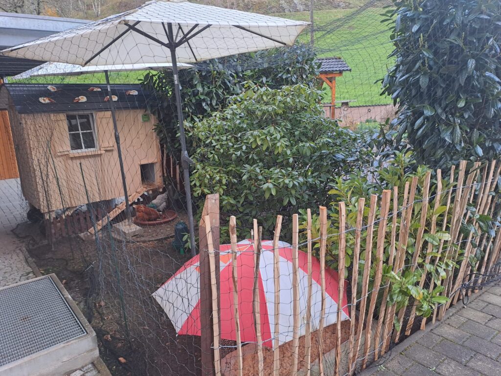 Der Kleine Bauwagen im Gehege mit Schirmen