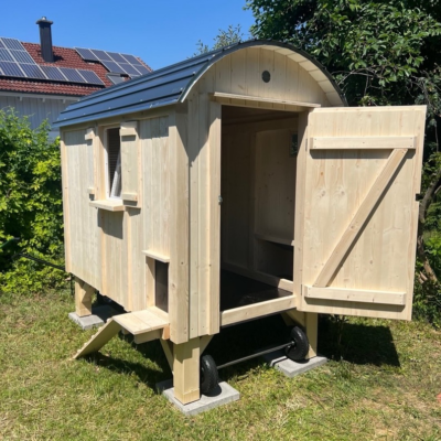 Ein Kleiner Bauwagen als Hühnerstall, mit Mobiloption, Fenster, Tür, Blechdach, Fensterläden und Hühnerleiter